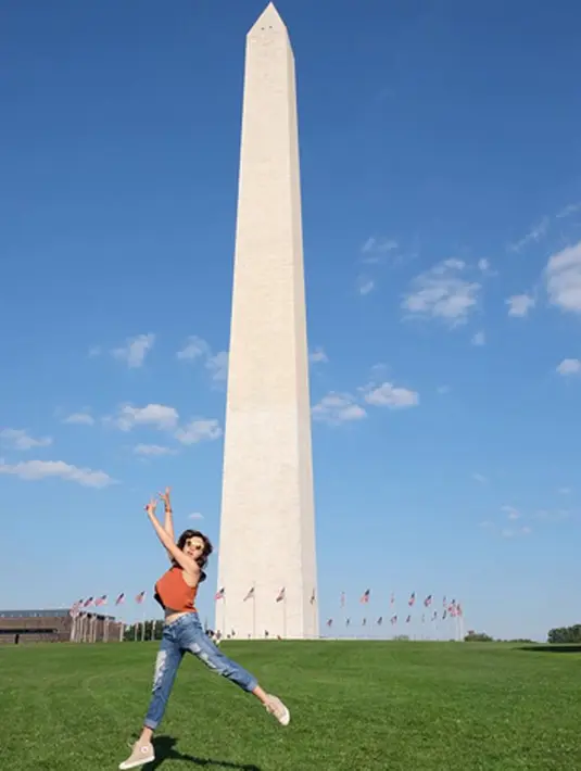 Antusias Vicky Shu ketika mengunjungi salah satu bangunan bersejarah Amerika, Monumen Washington. (via instagram/@vickyshu)