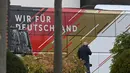 Bus tim tim nasional sepak bola Jerman diparkir di depan hotel tim di Wolfsburg, Jerman, Selasa (9/11/2021). Pelatih nasional Hansi Flick membatalkan latihan yang direncanakan pada pagi hari di stadion di Wolfsburg. (Swen Pfoertner/dpa via AP)