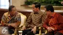 (ki-ka) Menko perekonomian Darmin Nasution, Presiden Joko Widodo, Kepala BPS Suryamin saat hadir dalam peresmian Pencanangan Sensus Ekonomi (SE) 2016 dan pembukaan rapat koordinasi teknis SE 2016 di Jakarta, Selasa (26/4). (Liputan6.com/Faizal Fanani)