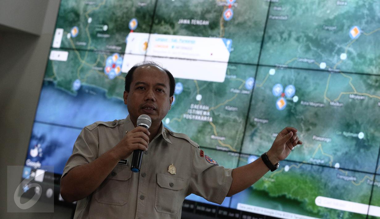 Kepala Pusat Data dan Informasi BNPB, Sutopo Purwo Nugroho memberikan keterangan soal banjir dan longsor yang melanda daerah di Jawa Tengah, Gedung BNPB, Jakarta, Senin (20/6/2016). (Liputan6.com/Faizal Fanani)