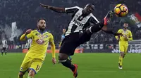 Gelandang Juventus, Kwadwo Asamoah, membuang bola dari pemain Pescara, Francesco Zampano. Gol kedua Juventus dicetak Mario Mandzukic pada menit ke-63. (Reuters/Giorgio Perottino)