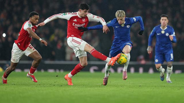 Kai Havertz (kiri) coba diadang Alejandro Garnacho di laga Arsenal vs Chelsea di leg kedua semifinal EFL Cup 2025/26 di Emirates Stadium, Rabu (04/02/2026).