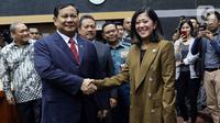 Ketua Komisi I, Meutya Hafid menyambut Menteri Pertahanan Prabowo Subianto untuk mengikuti rapat kerja di Kompleks Parlemen, Senayan, Senin (11/11/2019). Rapat perdana Komisi I bersama Menhan Prabowo ini membahas rencana kerja dan anggaran Kementerian Pertahanan Tahun 2020 (Liputan6.com/Johan Tallo)