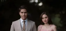 Keduanya tampil serasi dalam palet warna lembut yang memberi kesan elegan, timeless, sekaligus mewah. Penampilan mereka bahkan disebut-sebut bak pasangan bangsawan muda yang sedang menjalani sesi foto kerajaan. [@syifahadju].