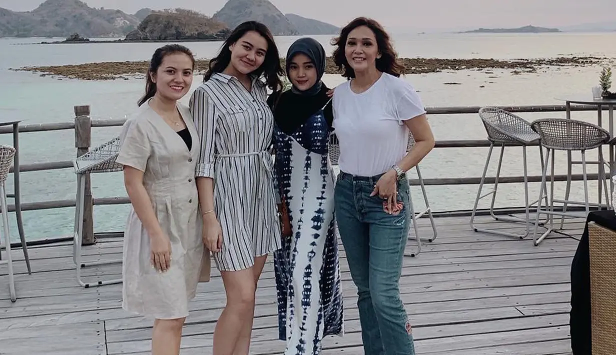 Postingan Maia yang diunggah melalui akun Instagramnya, mendapat respon dari warganet. Pasalnya, Maia menyebutkan jika kedua artis cantik ini sudah seperti anaknya sendiri. (Liputan6.com/IG/@maiaestiantyreal)