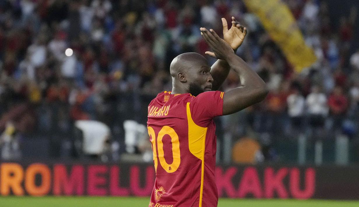 Pemain AS Roma, Romelu Lukaku, memberikan aplaus saat melawan AC Milan dalam laga giornata ketiga Liga Italia di Stadion Olimpico, Roma, Sabtu (2/9/2023). AS Roma tumbang dengan skor 1-2. (AP Photo/Gregorio Borgia)