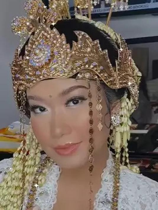 Zana begitu anggun dengan kebaya putih dipadukan dengan ronce melati. (Instagram/@nicky_astria_real)