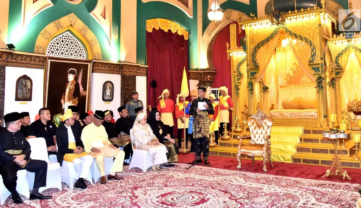 Presiden Joko Widodo memberi sambutan saat menerima gelar Tuanku Sri Indera Utama Junjungan Negeri dari Kesultanan Deli di Istana Maimoon, Minggu (6/10). Gelar adat ini merupakan gelar bangsawan tertinggi di Kesultanan Deli. (Liputan6.com/HO/Biropers)