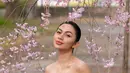 Di tengah lorong sakura yang penuh nuansa romantis dan syahdu, Ariel tampil anggun dan memikat dalam balutan busana yang mencerminkan keanggunan khas perempuan Indonesia.  [@arieltatum].