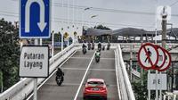 Sejumlah kendaraan melintasi melintasi jalan layang atau flyover Tanjung Barat, Jakarta, Minggu (31/1/2021). Uji coba flyover tapal kuda hari ini dimulai sejak pukul 08.00-21.00 WIB, sedangkan untuk dua hari ke depan dimulai pukul 06.00-21.00 WIB. (merdeka.com/Iqbal S. Nugroho)