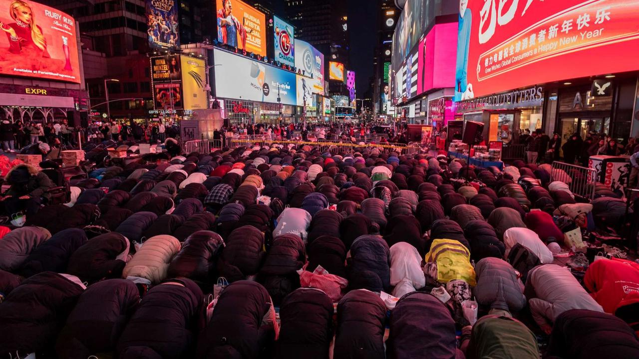 Umat Islam salat tarawih di jalanan New York