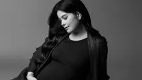 Inspirasi Long Dress ala Annisa Pohan, Cocok untuk Maternity Shoot Ibu Hamil Usia 40an