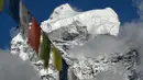 Pemandangan Gunung Himalaya, Gunung Kangtega (ketinggian 6782 meter) dari desa Khumjung di wilayah Everest, sekitar 140km timur laut Kathmandu (16/4). (AFP Photo/Prakash Mathema)