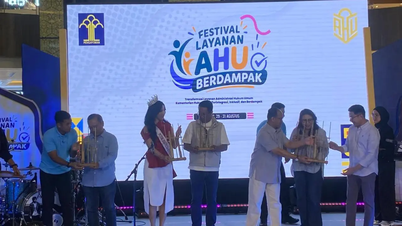 Menteri Hukum (Menkum) Supratman Andi Agtas (tengah) di Kota Bandung, Jawa Barat, Sabtu (29/8) (Antara)