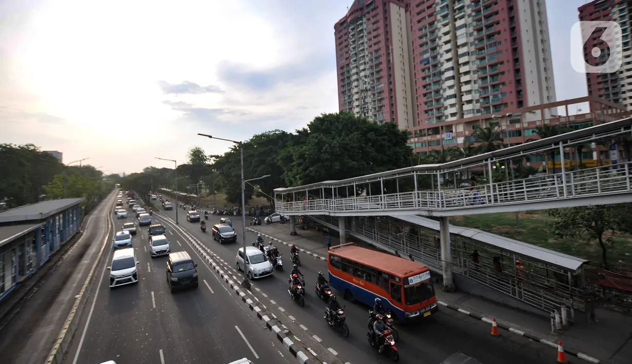 Metromini 07 jurusan Pasar Senen-Semper melintas di kawasan Cempaka Mas, Jakarta, Rabu (13/11/2019). Setoran Rp 250 ribu yang wajib diberikan kepada bos serta kebutuhan solar Rp 200 ribu tiap harinya membuat sopir Metromini 53 Joni (43) harus memutar otak. (merdeka.com/Iqbal Nugroho)
