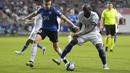 Pemain Belgia, Romelu Lukaku (kanan) berebut bola dengan pemain Estonia, Markus Poom pada laga Grup F Kualifikasi Euro 2024 yang berlangsung di A. Le Coq Arena, Tallinn, Estonia, Rabu (21/06/2023) dini hari WIB. Lukaku sukses mencetak dua gol untuk kemenangan 3-0 Belgia. (AP Photo/Pavel Golovkin)
