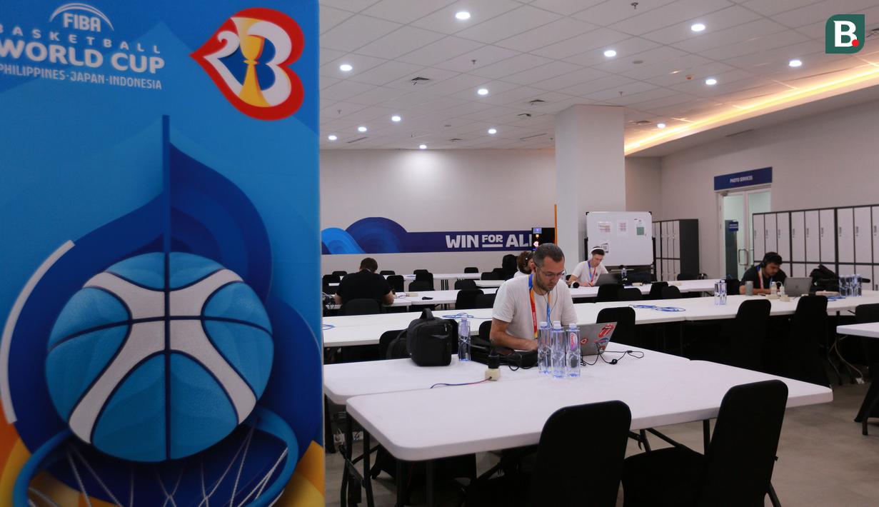 Suasana ruang media Indonesia Arena, Senayan, Jakarta menjelang Piala Dunia FIBA 2023 pada Kamis (24/08/2023). (Bola.com/Bagaskara Lazuardi)