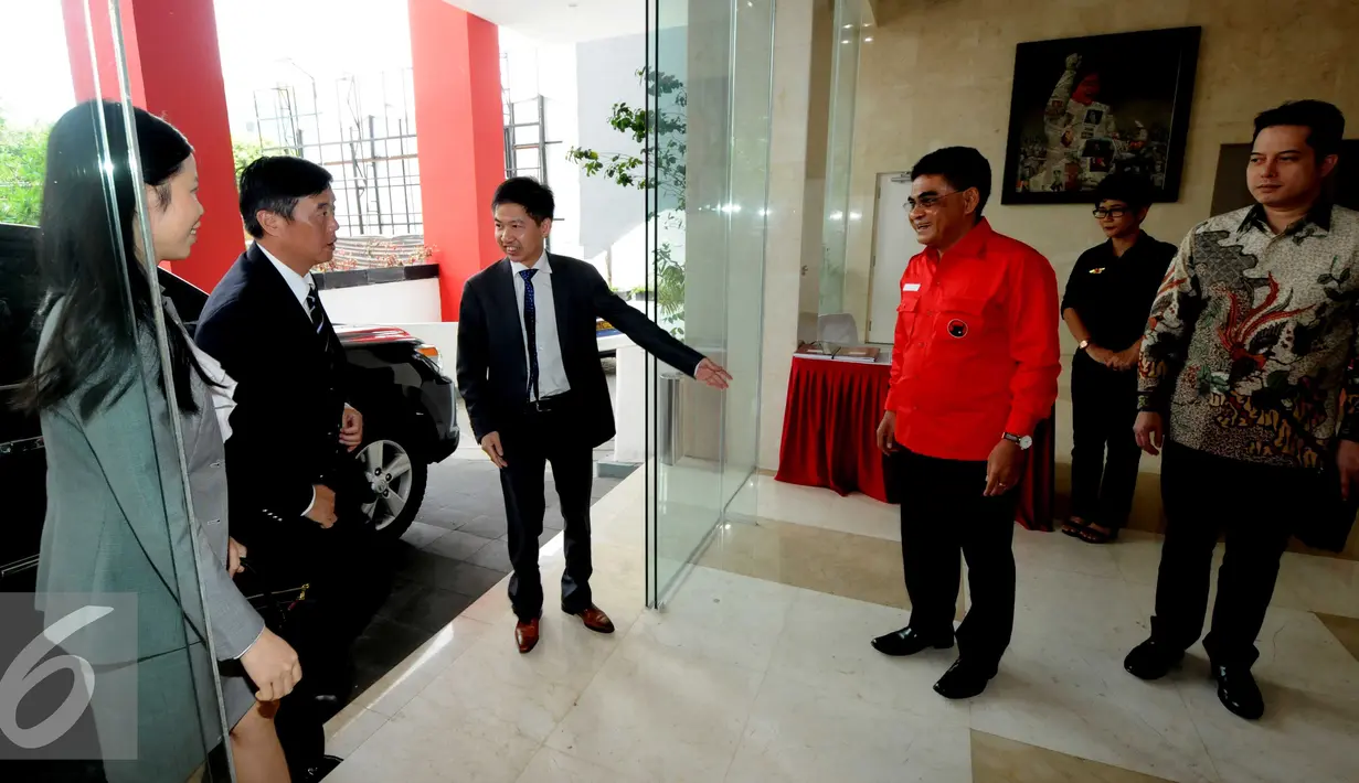 Ketua DPP PDIP, Andreas Hugo Pereira menyambut Delegasi Shenzhen di Gedung DPP PDIP, Jakarta, Selasa (24/11). Kunjungan tersebut lanjutan dari kunjungan Ketua Umum DPP PDI Perjuangan Megawati Soekarnoputri ke Shenzen. (Liputan6.com/Helmi Afandi)