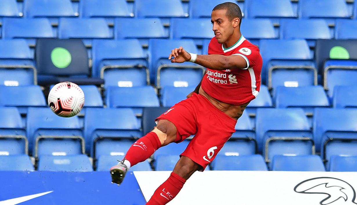 Thiago Alcantara merupakan playmaker hebat yang memiliki skill dribbling dan visi yang sangat baik. Hal tersebut lantas membuat Liverpool tertarik untuk memboyongnya pada musim lalu. Alcantara tercatat memiliki presentase passing sebesar 90,9% pada musim ini. (AFP/Pool/Neil Hall)