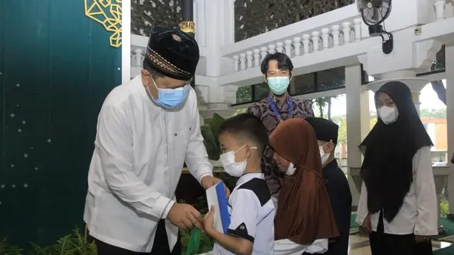 PT Angkasa Pura II Kantor Cabang Utama Bandara Soekarno-Hatta memberikan santunan kepada 350 anak yatim dan piatu yang berada di Kabupaten dan Kota Tangerang. (Dok AP II)