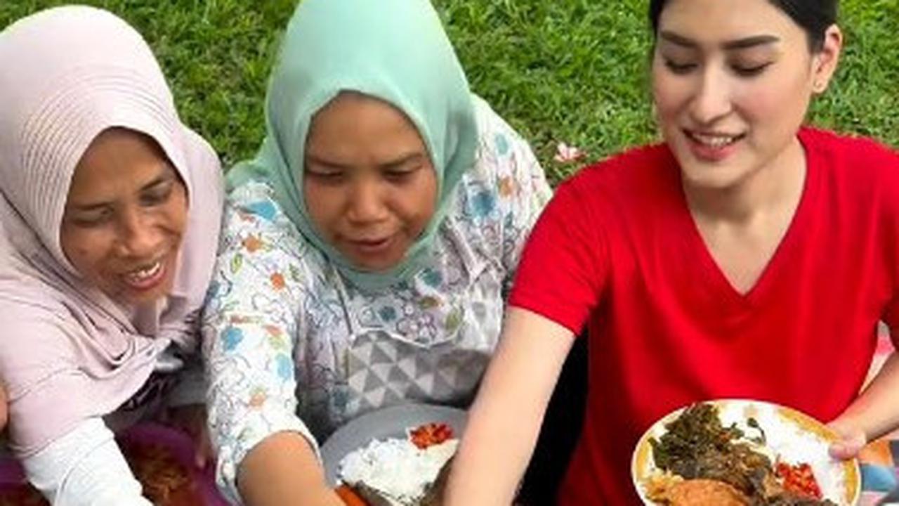 Cantik dan Jago Masak, Potret Angbeen Rishi Istri Adly Fairuz Masak Sendiri 5 Kg Jengkol-Puluhan Ikan Lele Buat Karyawan