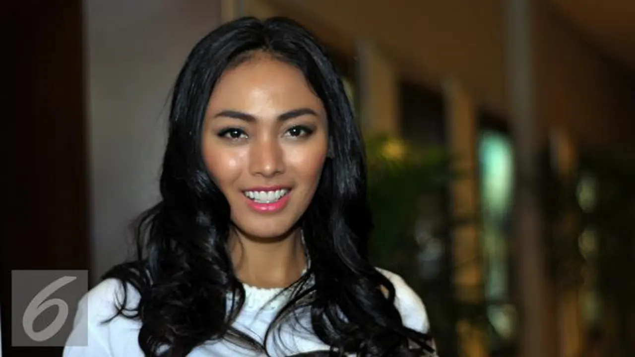 Whulandary Herman: Rumah Nuansa Putih dan Penuh Bunga