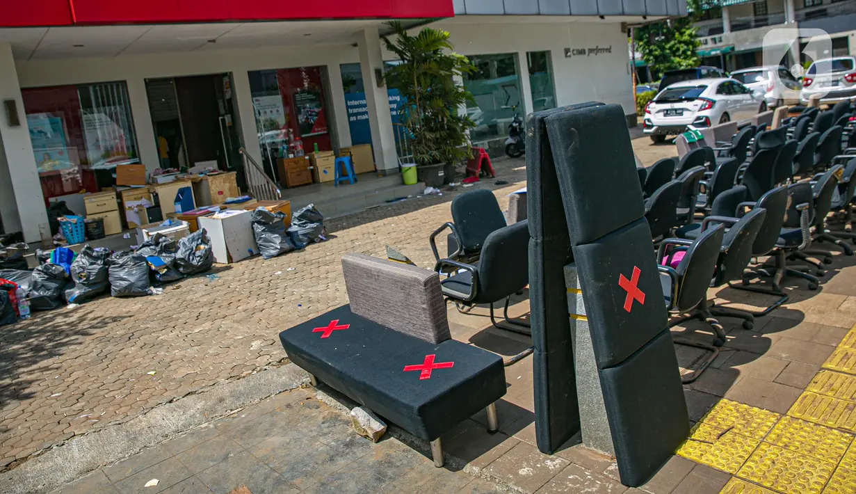 Deretan peralatan kantor dijemur pascabanjir di salah satu bank swasta di Kemang, Jakarta, Selasa (23/2/2021). Karyawan pertokoan, perkantoran, hingga perbankan mulai membersihkan sisa lumpur dari banjir yang melanda kawasan tersebut pada 20 Februari 2021 lalu. (Liputan6.com/Faizal Fanani)