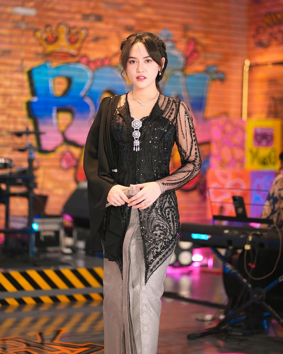 5 Model Baju Batik dan Kebaya ala Happy Asmara Ini Bisa Jadi Inspirasi