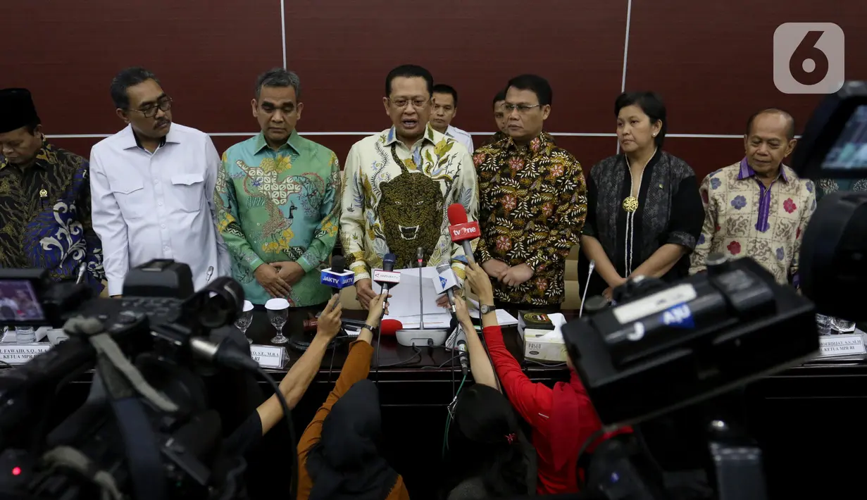 Ketua MPR Bambang Soesatyo (tengah) memberi keterangan pers usai memimpin rapat pimpinan di Komplek Parlemen, Jakarta, Senin (14/10/2019). Pelantikan Joko Widodo-Ma'ruf Amin sebagai Presiden dan Wakil Presiden periode 2019-2024 digelar pada 20 Oktober 2019 pukul 14.30 WIB. (Liputan6.com/JohanTallo)