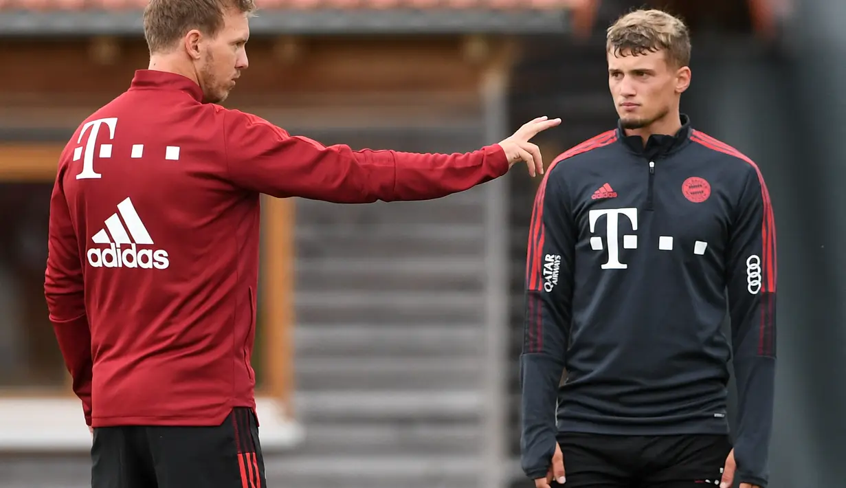 Pelatih baru Bayern Munchen, Julian Nagelsmann saat menginstruksikan gelandang Mickael Cuisance selama sesi latihan pertama dengan timnya di tempat latihan mereka di Munich, Jerman selatan (7/7/2021).  (AFP/Christof Stache)