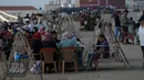 Suasana berbuka puasa saat bulan suci Ramadan di pantai Kota Gaza, Palestina, Kamis (21/5/2020). Di tengah pandemi COVID-19, berbuka puasa bersama di pantai Kota Gaza tetap ramai. (AP Photo/Adel Hana)