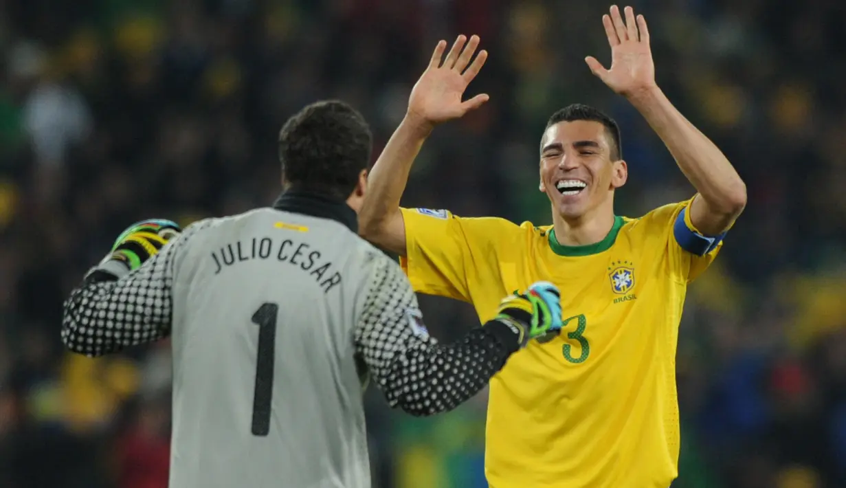 Lucio. Eks bek tengah yang kini berusia 44 tahun dan telah pensiun pada Januari 2020 bersama Bayern Munchen ini tercatat sebagai pengoleksi caps terbanayak keempat bersama Timnas Brasil dalam ajang Piala Dunia. Ia total bermain 17 laga dalam 3 edisi Piala Dunia mulai 2002 hingga 2010. Satu trofi juara berhasil diraihnya pada edisi 2002. (AFP/Pedro Ugarte)