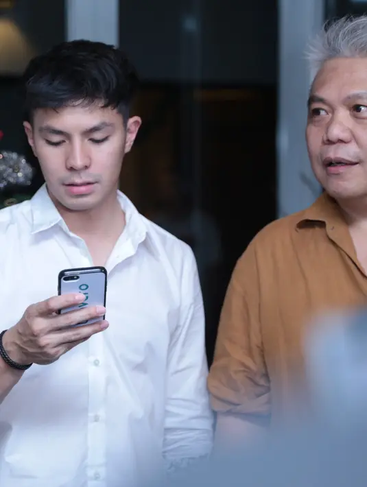 "Mikha keluarganya sempet kirim parcel ke rumah," tambah pria kelahiran Manado, 4 Februari 1990 tersebut. (Adrian Putra/Bintang.com)