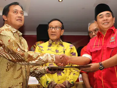 Perum Jamkrindo sepakat menjalin kerjasama dengan Sentra Organisasi Karyawan Swadiri Indonesia (SOKSI) untuk membantu mempermudah akses kredit bagi kelompok UMKM dan koperasi, Jakarta, Minggu (9/8/2015). (Liputan6.com/Helmi Afandi)