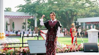 Lyodra Ginting Bersinar dengan Kombinasi Kain Tenun dan Kemeja Putih Saat Manggung di Istana Negara