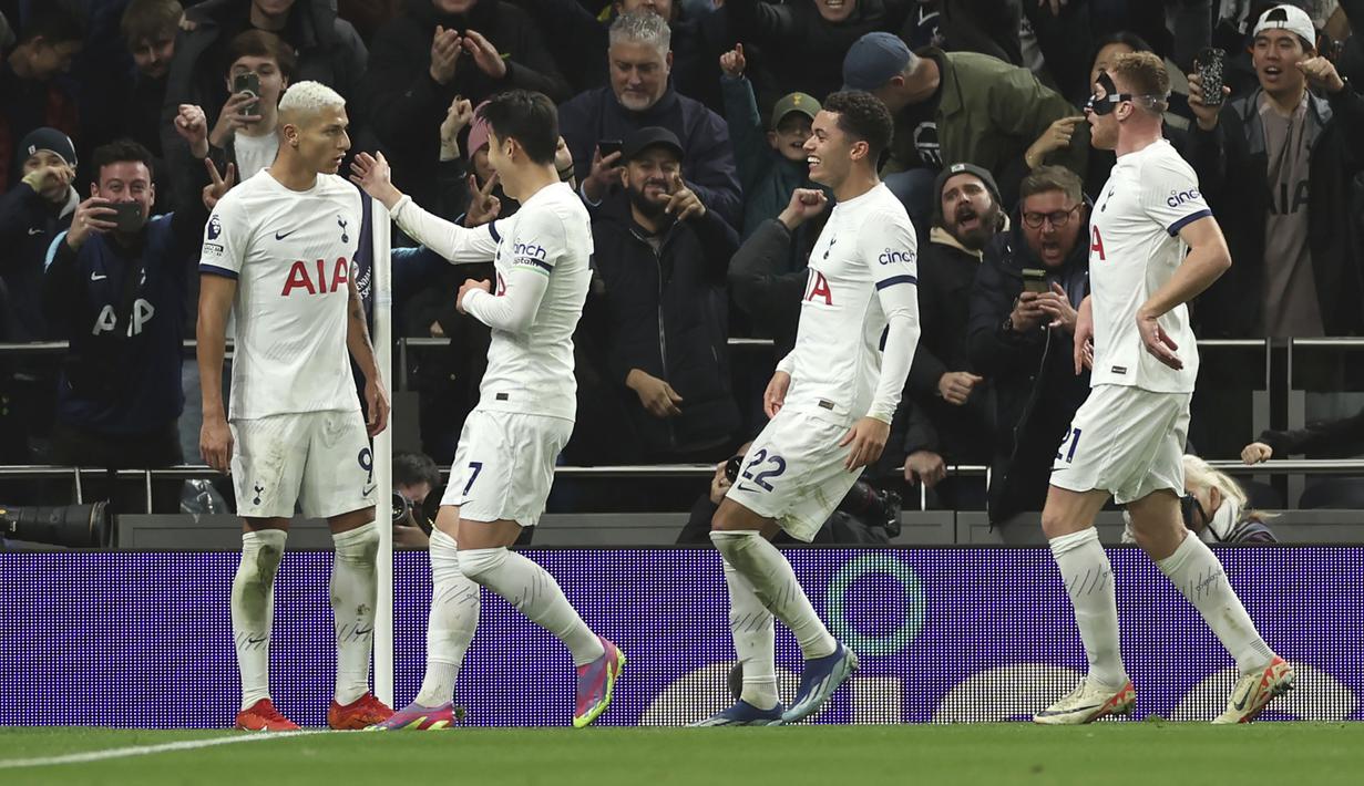 Para pemain Tottenham Hotspur merayakan gol ketiga ke gawang Newcastle United yang dicetak Richarlison (kiri) pada laga pekan ke-16 Liga Inggris 2023/2024 di Tottenham Hotspur Stadium, London, Senin (11/12/2023) dini hari WIB. (AP Photo/Ian Walton)