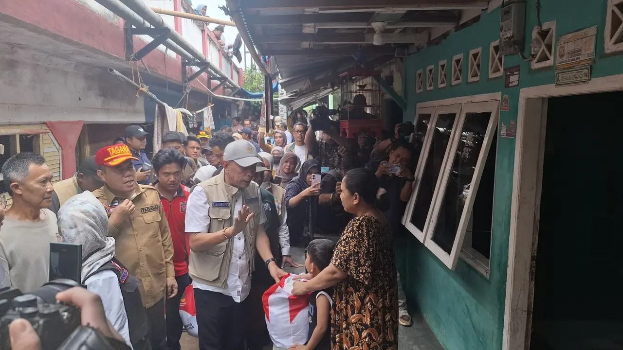 Wamensos, Agus Jabob Priyono saat memberikan bantuan sembako kepada warga Bandar Lampung yang terdampak banjir. Foto : (Liputan6.com/Ardi).
