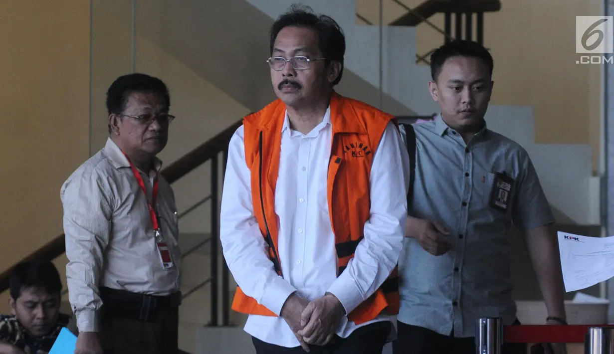 Gubernur Kepulauan Riau nonaktif Nurdin Basirun usai menjalani pemeriksaan di Gedung KPK, Jakarta, Selasa (10/9/2019). Nurdin Basirun diperiksa sebagai tersangka kasus dugaan suap izin prinsip dan izin lokasi pemanfaatan laut, proyek reklamasi di wilayah Kepulauan Riau. (merdeka.com/Dwi Narwoko)