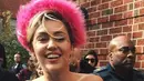 Melansir Hollywoodlife.com (22/10), Miley dengan kostum uniknya membawakan sebuah permainan di Universitas George Mason di Virginia dalam rangka berkampanye mendukung Hillary Clinton. (doc.hollywoodlife.com)