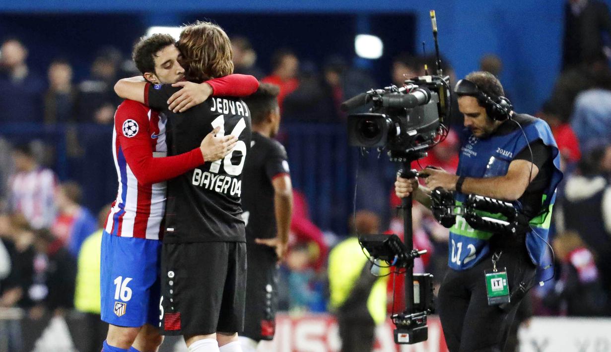 Pelukan hangat pemain Atletico Madrid, Sime Vrsaljko (kiri) dengan pemain Leverkusen, Tin Jedvaj (tengah)  usai leg kedua Babak 16 Besar Liga Champions di Vicente Calderon stadium, Rabu (15/3/2017). Atletico lolos dengan agregat 4-2. (EPA/ZIPI)