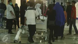 Petugas membawa Julia Perez alias Jupe ke ruang perawatan usai menjalani cuci darah di RSCM, Jakarta (21/4). Obat-obatan penangkal Kanker Serviks yang harus dikonsumsi Jupe selama ini berdampak pada ginjalnya. (Liputan6.com/Herman Zakharia)