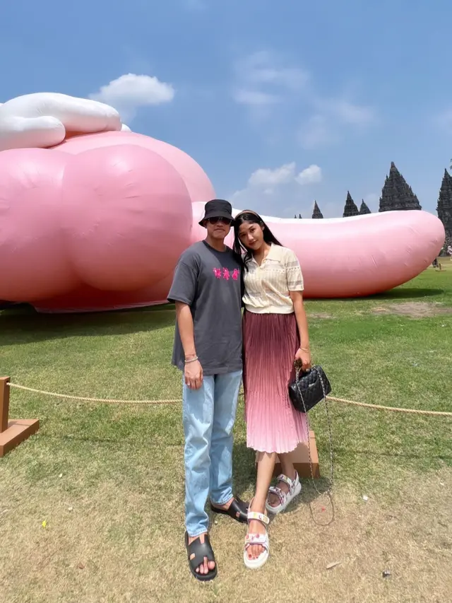 Gaya Kasual Feminin Erina Gudono Sambangi KAWS: Holiday di Candi Prambanan, Harga Sandal dan Tasnya Bisa Buat DP Rumah