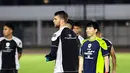 Timnas Indonesia menggelar sesi latihan di Stadion Madya, Senayan, Jakarta, Minggu (8/9/2024) jelang menjamu Australia pada matchday kedua Grup C putaran ketiga kualifikasi Piala Dunia 2026 zona Asia yang akan berlangsung selasa, 10 September 2024. Sesi latihan yang dipimpin langusng pelatih kepala Shin Tae-yong dan dijaga ketat pihak keamanan diikuti oleh seluruh anggota skuad Garuda, termasuk Maarten Paes, kiper yang tampil gemilang saat menahan imbang 1-1 Arab Saudi. (Bola.com/Abdul Aziz)