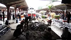 PT KAI langsung melakukan perbaikan tempat tunggu penumpang yang rusak dihantam lokomotif di Stasiun Kota, Jakarta (26/12/2014). (Liputan6.com/Faizal Fanani)