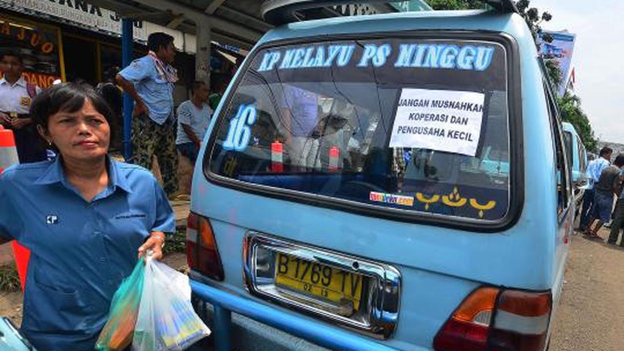 Di tengah aksi mogok, sopir angkot tertidur pulas