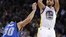 Aksi pemain Golden State Warriors, Stephen Curry (30) melakukan tembakan melewati hadangan pemain Dallas Mavericks, Seth Curry (30) pada laga NBA basketball game  di Oakland, California, (30/12/2016). Warriors menang 108-99. (AP/Tony Avelar)