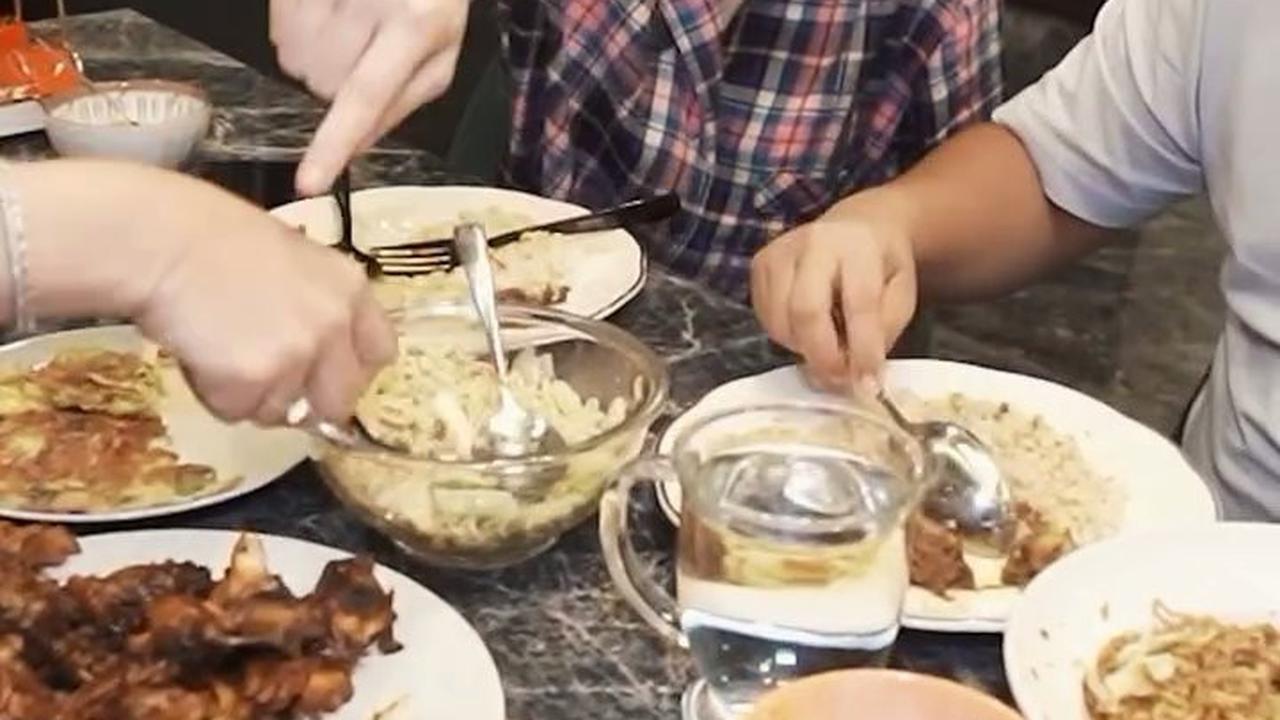 Perlihatkan Kedekatan Dengan Keluarga Sambil Tebak-Tebakan Kocak, Ini Momen Sahur Ayu Ting Ting