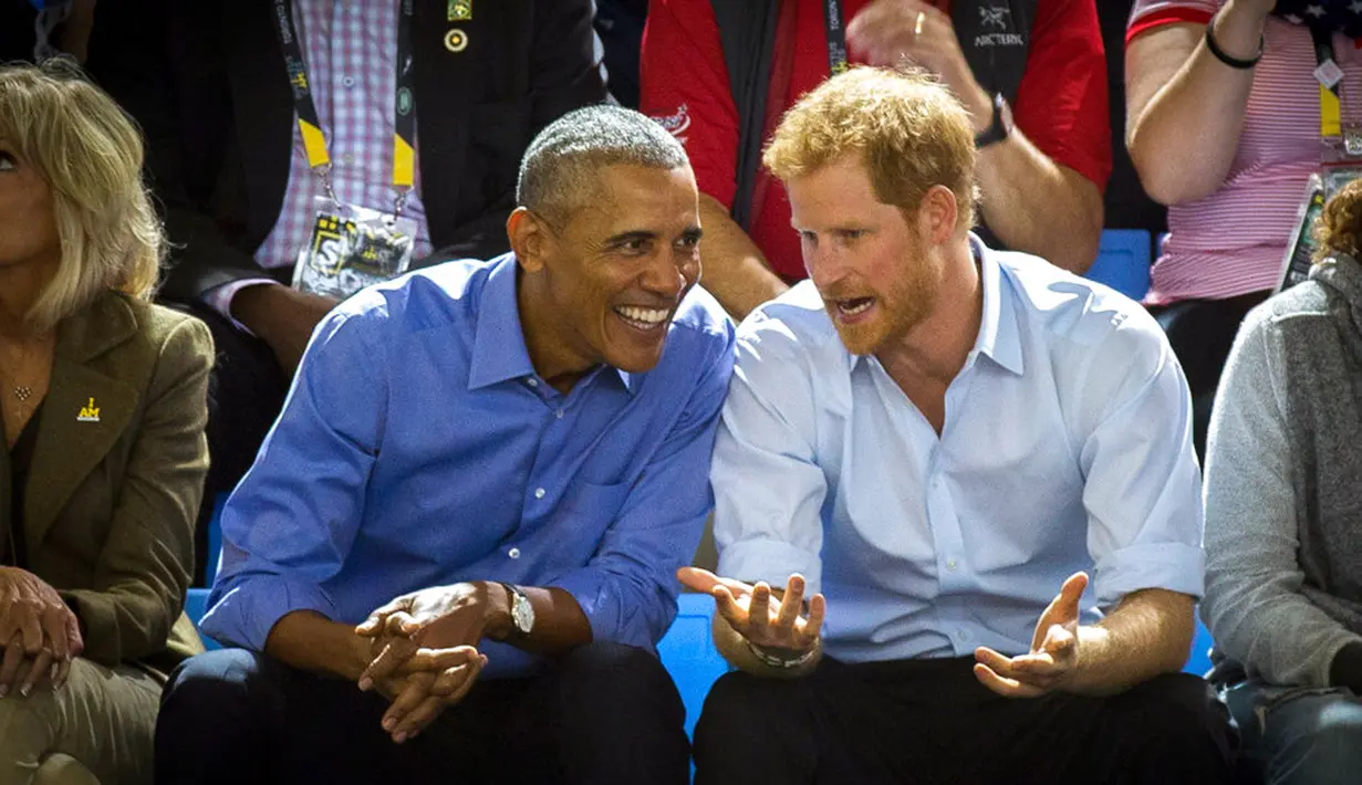 Mantan Presiden Amerika Serikat Barack Obama berbincang dengan Pangeran Harry saat menonton pertandingan bola basket sebelum diwawancari  untuk program Radio BBC 4 Today, Invictus Games di Toronto (29/4). (BBC Radio 4 Today / PA via AP)