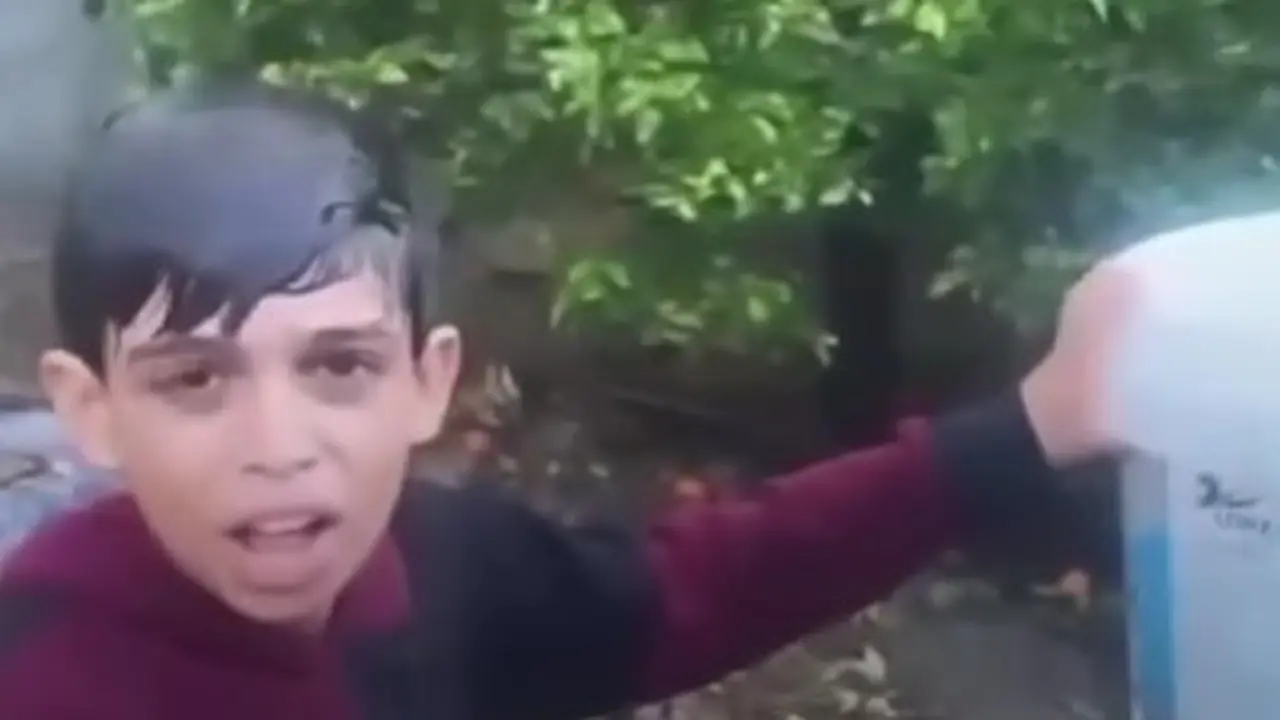 Seorang Anak Palestina Kegirangan ketika Turun Hujan di Gaza