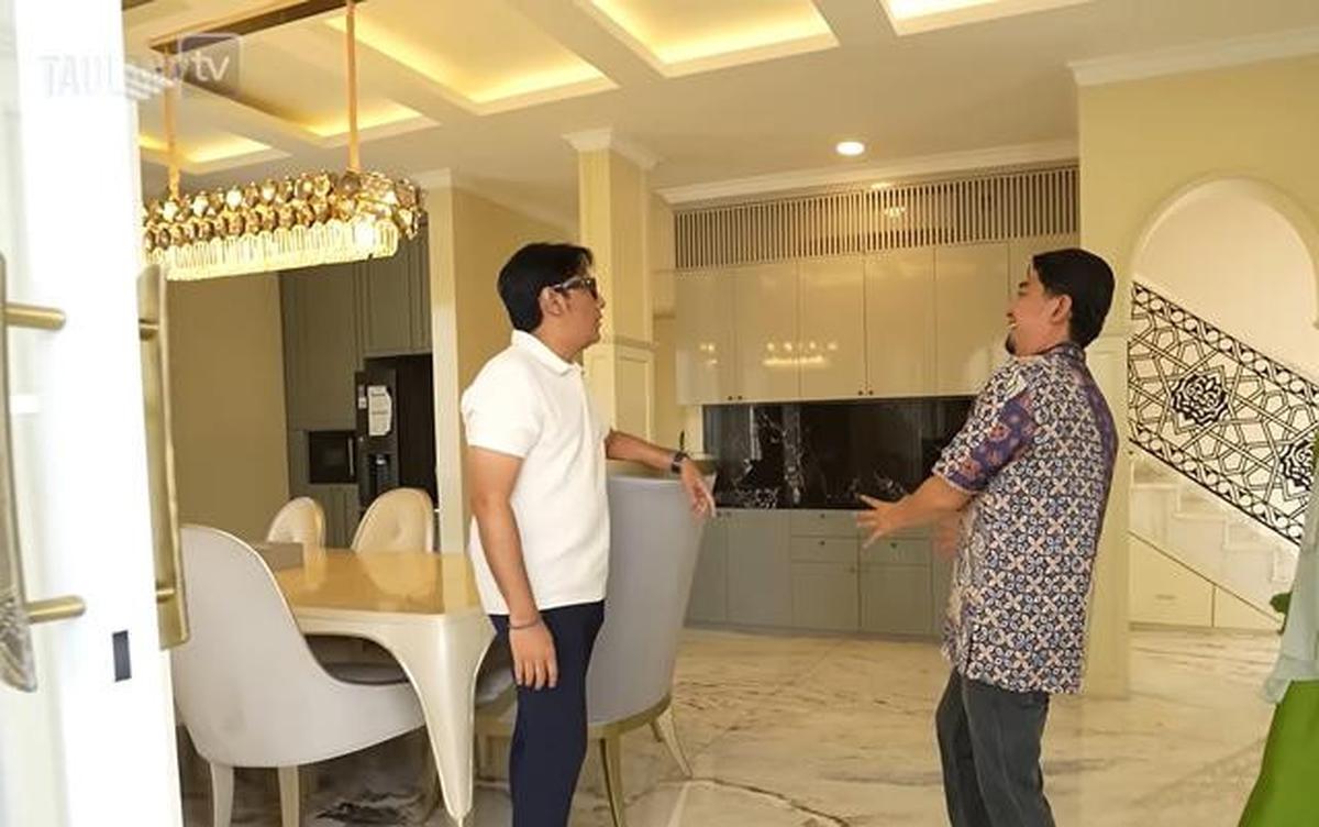 7 Potret Ruang Makan di Rumah Ustaz Solmed, Desainnya Mewah dan Cocok untuk Keluarga Modern